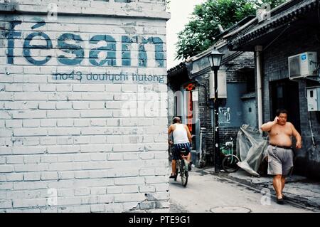 Pechino / Cina - 24 GIU 2011: Residenti del N43 hutong con un grande cartello sulla parete Foto Stock