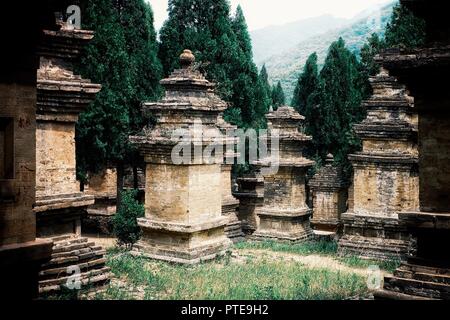 Monastero Shaolin / Cina - 15 Maggio 2010: stupa al vecchio mondo famoso motivi che è stata la base per molti film Foto Stock