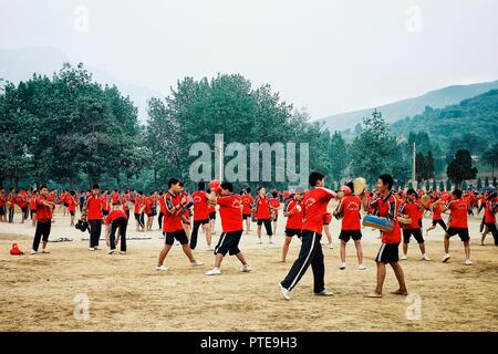 Monastero Shaolin / Cina - 15 Maggio 2010: mattina pratica presso il vecchio mondo famoso motivi che è stata la base per molti film Foto Stock