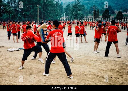 Monastero Shaolin / Cina - 15 Maggio 2010: mattina pratica presso il vecchio mondo famoso motivi che è stata la base per molti film Foto Stock