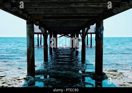 Aktau / Kazakistan - Apr 28 2011: il vecchio molo che conduce al mar Caspio dal deserto Foto Stock