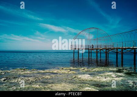 Aktau / Kazakistan - Apr 28 2011: vecchio molo arrugginito che conduce al mar Caspio Foto Stock