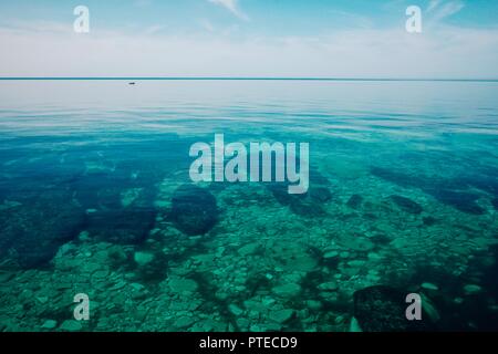 Aktau / Kazakistan - Apr 28 2011: calma piatta riva del mare del mar Caspio a mezzogiorno Foto Stock