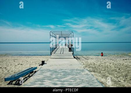 Aktau / Kazakistan - Apr 28 2011: vecchio molo arrugginito che conduce al mar Caspio Foto Stock