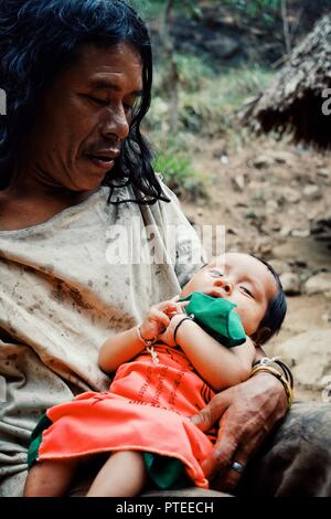 Santa Marta, Magdalena / Colombia - 10 Marzo 2016 : kogi elemento tribale l uomo con il suo nuovo nato figlio di fronte al loro cloudforest home Foto Stock