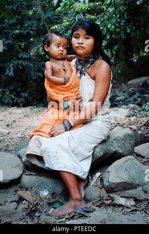 Santa Marta, Magdalena / Colombia - 10 Marzo 2016 : kogi tribal stati madre con il suo nuovo nato figlio Foto Stock