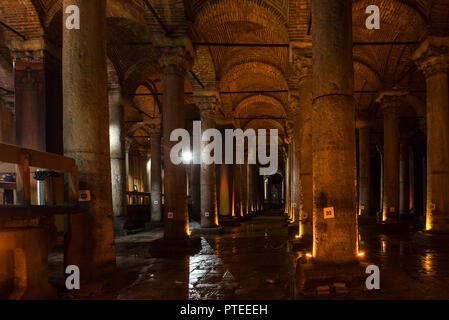 Consente di visualizzare le righe di antiche colonne romane in marmo nella Basilica Cisterna o Yerebatan Sarnıcı, Istanbul, Turchia Foto Stock