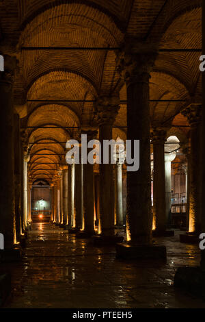 Consente di visualizzare le righe di antiche colonne romane in marmo nella Basilica Cisterna o Yerebatan Sarnıcı, Istanbul, Turchia Foto Stock