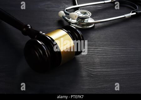 Martello e stetoscopio. Negligenza medica concetto. Foto Stock