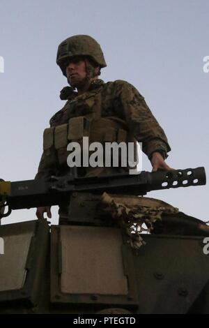 Lancia Cpl. Lancia Cpl. Evan Talbott, un poliziotto militare con il combattimento il battaglione della logistica 31, monta un M2 .calibro 50 Browning machine gun su un High-Mobility multiuso di veicolo a ruote prima di convoglio live-formazione antincendio durante l'esercizio talismano Saber 17 su Townshend Isola, Shoalwater Bay Area Formazione, Queensland, Australia, 17 luglio 2017. Talbott è un nativo della regione dei laghi, Florida. Marines con CLB-31 forniscono un sostegno essenziale per i Marines e marinai del trentunesimo Marine Expeditionary Unit mentre il supporto di talismano Saber 17. Il trentunesimo MEU sta prendendo parte in talismano Saber 17 mentre distribuito su Foto Stock