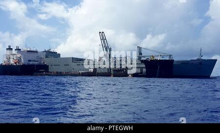 SAIPAN, Nord Mariana Islands (Luglio 11, 2017) USNS RED CLOUD (T-AKR 313) e USNS MONTFORD POINT (ESD 1) condotta "pelle a pelle" (S2S) operazioni nelle acque al largo della costa di Saipan, del nord Isole Mariana, 11 luglio. Le due navi collegato mentre il punto MONFORD ha agito come un molo galleggiante per la simulazione di una operazione di offload. L'evento visualizzato due nave è la sua capacità di trasferire grandi cargo al mare. Foto Stock