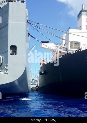 SAIPAN, Nord Mariana Islands (Luglio 11, 2017) USNS RED CLOUD (T-AKR 313) e USNS MONTFORD POINT (ESD 1) condotta "pelle a pelle" (S2S) operazioni nelle acque al largo della costa di Saipan, del nord Isole Mariana, 11 luglio. Le due navi collegato mentre il punto MONFORD ha agito come un molo galleggiante per la simulazione di una operazione di offload. L'evento visualizzato due nave è la sua capacità di trasferire grandi cargo al mare. Foto Stock