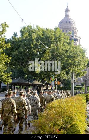 Soldati con la trentaseiesima divisione di fanteria marzo al Texas Capitol come parte della loro celebrazione del centenario poiché la divisione è stata formata, ad Austin, in Texas, 16 luglio 2017. Il mese di marzo è stata seguita da una corona-posa cerimonia presso il Campidoglio e una giornata della famiglia a barbeque Campy Mabry. Foto Stock