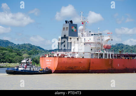 Petroliera in transito attraverso de Panama Canal all'estremità sud-ovest del Lago di Gatun Foto Stock