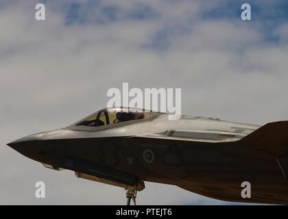 Un Royal Australian Air Force F-35un fulmine II taxi giù per la pista di Luke Air Force Base, Ariz., 17 luglio 2017. Luca è il mozzo centrale di F-35A spesso di formazione internazionale di raggruppamento e di piloti statunitensi insieme per imparare come utilizzare efficacemente la quinta generazione di strike fighter. F-35 di base corso gli studenti che hanno preso parte a due a due e una metà settimana, quattro fase di volo la replica di un ambiente di guerra ideato per mettere alla prova la loro formazione e competenze. Oggi il volo featured sei F-35's rivolta contro otto F-16 Fighting Falcons in difensiva contro attacco aereo misure operative. Gli studenti saranno th Foto Stock