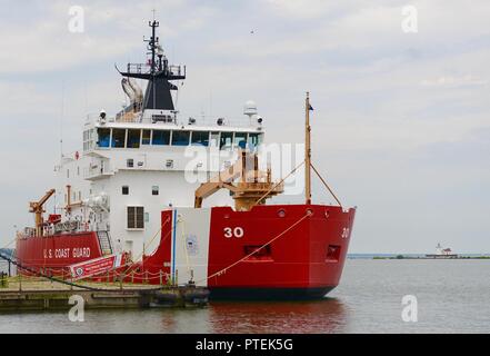 US Coast Guard Cutter Mackinaw mori nel porto di Cleveland, luglio 12, 2017. La Cleveland Porto West Pierhead Lighthouse è visibile in background, a ovest di Mackinaw. Foto Stock