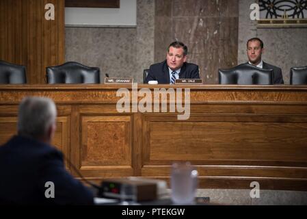 Il senatore Ted Cruz domande U.S. Air Force gen. Paolo J. Selva, Vice Presidente del Comune di capi di Stato Maggiore, durante una seduta del Senato Comitato delle Forze Armate audizione del Campidoglio di Washington, il 18 luglio 2017. L'udienza si è tenuta a considerare gen. Selva di riconferma con il grado di generale e come Vice Presidente. Foto Stock