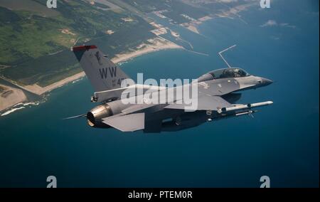 Stati Uniti Air Force Capt. David Neville, tredicesima Fighter Squadron F-16 Fighting Falcon pilota, conduce un volo sortie sopra il Giappone settentrionale, 12 giugno 2017. Neville e altri XIII e XIV Fighter Squadron piloti uniti Kadena Air Base, Giappone, F-15C Eagle piloti per condurre aria-aria e la soppressione del nemico dell'aria missioni di difesa durante un trasferimento aereo formazione. Foto Stock