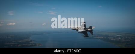 Stati Uniti Air Force Capt. David Neville, tredicesima Fighter Squadron F-16 Fighting Falcon pilota, le banche a destra durante un volo attraverso la regione settentrionale del Giappone, 12 giugno 2017. Neville e altri XIII e XIV Fighter Squadron piloti uniti Kadena Air Base, Giappone, F-15C Eagle piloti per condurre aria-aria e la soppressione del nemico la difesa aerea missione durante un trasferimento aereo formazione. Foto Stock