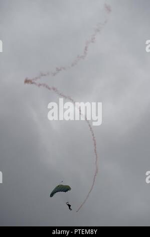 MYKOLAIV, Ucraina (14 luglio 2017) una marina militare ucraino operatore speciale paracadute al Sea Breeze 2017 componente aria dimostrazione a Kulbakino Air Base in Mykolaiv, Ucraina, 14 luglio. La Brezza Marina è un USA e Ucraina co-ospitato multinazionale esercizio marittimo detenute nel Mar Nero ed è progettato per migliorare l'interoperabilità delle nazioni partecipanti e a rafforzare la sicurezza marittima all'interno della regione. Foto Stock