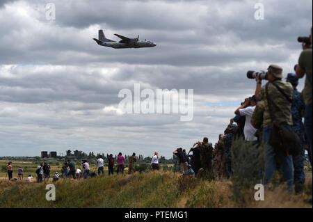 MYKOLAIV, Ucraina (14 luglio 2017) una marina militare ucraino un-26 Antonov trasporto aereo vola overhead durante la brezza del mare 2017 componente aria dimostrazione a Kulbakino Air Base in Mykolaiv, Ucraina, 14 luglio. La Brezza Marina è un USA e Ucraina co-ospitato multinazionale esercizio marittimo detenute nel Mar Nero ed è progettato per migliorare l'interoperabilità delle nazioni partecipanti e a rafforzare la sicurezza marittima all'interno della regione. Foto Stock