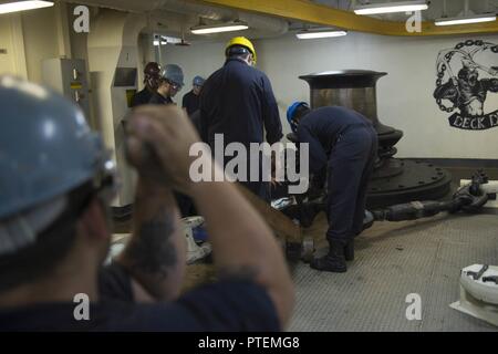 OCEAN (Luglio 17, 2017) marinai impostare il tappo di equitazione sulla catena di ancoraggio, durante un ancoraggio evoluzione nel castello di prua dell'assalto anfibio nave USS Iwo Jima (LHD 7). Iwo Jima è attualmente in corso con lo squadrone anfibio (PHIBRON) Quattro e il ventiseiesimo Marine Expeditionary Unit (MEU) di conduzione PHIBRON-MEU Formazione integrata per la preparazione del loro imminente distribuzione. Foto Stock