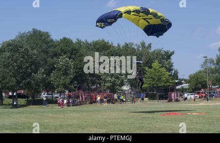 San Paolo (17 luglio 2017) in pensione U.S. Navy SEAL Jim Woods, membro dell'U.S. Navy Parachute Team, il salto le rane si prepara a terra durante una dimostrazione dell'antenna al di sopra di Hazel Park Centro di ricreazione come parte del Navy Settimana di Minneapolis. Foto Stock