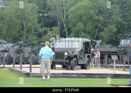 I visitatori del Fort McCoy Area commemorativa guardare alcuni dei veicoli in esposizione presso il parco attrezzature su luglio 12, 2017 a Fort McCoy, Wis. un gruppo di classico gli appassionati di auto da Minnesota ha preso un tour in auto e ha visitato l'installazione storici della zona commemorative. Foto Stock