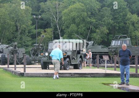 I visitatori del Fort McCoy Area commemorativa guardare alcuni dei veicoli in esposizione presso il parco attrezzature su luglio 12, 2017 a Fort McCoy, Wis. un gruppo di classico gli appassionati di auto da Minnesota ha preso un tour in auto e ha visitato l'installazione storici della zona commemorative. Foto Stock