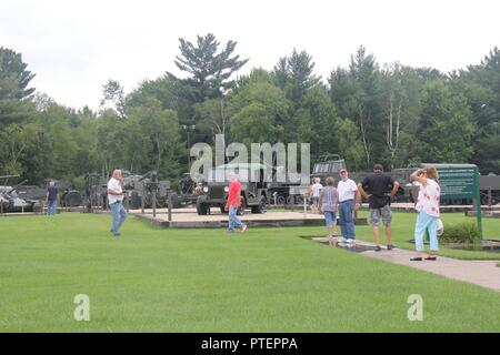 I visitatori del Fort McCoy Area commemorativa guardare alcuni dei veicoli in esposizione presso il parco attrezzature su luglio 12, 2017 a Fort McCoy, Wis. un gruppo di classico gli appassionati di auto da Minnesota ha preso un tour in auto e ha visitato l'installazione storici della zona commemorative. Foto Stock