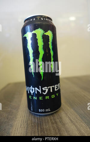 Monster Energy Drink sul tavolo di legno Foto Stock