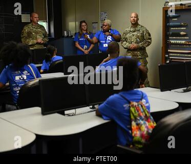 Karen King, Newport News scuole pubbliche interprete del linguaggio dei segni, utilizza un linguaggio dei segni come U.S. Il personale dell'esercito Sgt. Edmar DeJesus, 1° Battaglione, 210th reggimento di aviazione, 128Brigata Aerea AH-64D Apache elicottero istruttore fornisce informazioni sui sistemi d'arma utilizzata su aeromobili a base comune Langley-Eustis, Virginia, luglio 14, 2017. Durante la visita, segno di interpreti di lingua sono stati utilizzati per aiutare persone non udenti o con problemi di udito gli studenti nella Ready 2 programma di lavoro. Foto Stock