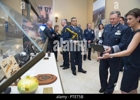 La sig.ra Katharine Kelley (destra), superintedent, il Cimitero Nazionale di Arlington, proposte di Brig. Gen. Enrique Amrein, direttore generale del personale delle Forze aeree argentine, al posto di un regalo da Argentina in un caso nel memoriale Anfiteatro Sala di visualizzazione. Armein ha partecipato in precedenza in un U.S. Air Force tutti gli onori Wreath-Laying cerimonia presso la tomba del Milite Ignoto. Foto Stock