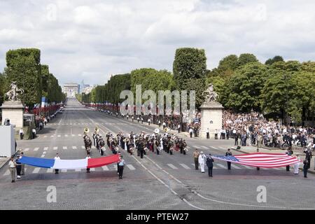 Francese e americano soldati, marinai, aviatori e marines distendere i loro rispettivi paesi di bandiere durante l annuale per il giorno della Bastiglia parata militare verso il basso dei Campi Elisi a Parigi, luglio 14, 2017. Ministero della Difesa Foto Stock