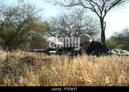 Un membro del Team Paraguay coetanei attraverso la portata del suo lungo raggio prima di fucile da cecchino evento per Fuerzas Comando il 18 luglio 2017 in Vista Alegre, Paraguay. Fuerzas Comando consente il Paraguay per partner con che circonda le forze militari in iniziative emisferica per migliorare la cooperazione counternarcotics, lotta contro il riciclaggio di denaro e traffico di esseri umani e altro traffico illecito di attività transfrontaliere. Foto Stock