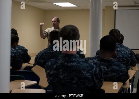 BREMERTON, Washington (Luglio 18, 2017) Capt. Vincent Segars, direttore, militare la gestione comunitaria, parla ai marinai assegnato alla USS John C. Stennis CVN (74) durante una flotta Team impegno breve a bordo di una chiatta di ormeggio utilizzato per fornire vivente e lo spazio di lavoro durante la manutenzione costante periodo. L'impegno della flotta Team è un gruppo di comunità manager, detailers e collocamento ufficiali che andare fuori per la flotta per mantenere i marinai informato di come la politica del personale influisce sulle loro carriere. La flotta del Team di impegno è da ufficio del personale della Marina (BUPERS) e personale della Marina il comando (NAVPERSCOM) arruolare Foto Stock