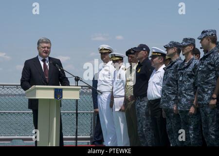 ODESSA, Ucraina (17 luglio 2017) Il presidente dell'Ucraina Petro Poroshenko, centro, parla a bordo della Fregata ucraino Hetman Sahaydachniy (U 130) durante l'esercizio brezza di mare 2017 a Odessa, Ucraina, 17 luglio. Dietro di lui, da sinistra, sono Capt. Oleksii Neizhpapa, ucraino direttore di esercizio e il cap. Matteo Lehman, il vice comandante della U.S. Sesta flotta Task Force 65 e la corrente del comandante della brezza di mare 2017 U.S. Forze sulla scena. La Brezza Marina è un USA e Ucraina co-ospitato multinazionale esercizio marittimo detenute nel Mar Nero ed è progettato per ottimizzare l'interoperabilità di partecipare Foto Stock