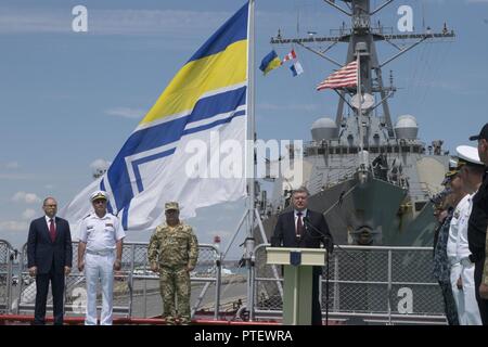 ODESSA, Ucraina (17 luglio 2017) Il presidente dell'Ucraina Petro Poroshenko, centro parla durante una cerimonia a bordo della Fregata ucraino Hetman Sahaydachniy (U 130) durante l'esercizio brezza di mare 2017, in Odessa, Ucraina, 17 luglio. Dietro di lui sono, da sinistra, Maksym Stepanov, il governatore della provincia di Odessa; Vice Adm. Ihor Voronchenko, il comandante della Marina militare ucraino; e Gen. Stepan Poltorak, il ministro della difesa dell'Ucraina. La Brezza Marina è un USA e Ucraina co-ospitato multinazionale esercizio marittimo detenute nel Mar Nero ed è progettato per migliorare l'interoperabilità delle nazioni partecipanti e Foto Stock