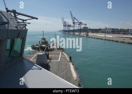 ODESSA, Ucraina (18 luglio 2017) - Il Arleigh Burke-class guidato-missile destroyer USS Carney (DDG 64) si diparte Odessa, Ucraina, per il secondo a-mare fase di esercizio brezza di mare 2017 luglio 18. La Brezza Marina è un USA e Ucraina co-ospitato multi-national maritime esercizio detenute nel Mar Nero ed è progettato per migliorare l'interoperabilità delle nazioni partecipanti e a rafforzare la sicurezza marittima all'interno della regione. Foto Stock