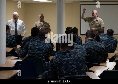 BREMERTON, Washington (Luglio 18, 2017) membri della flotta Team di impegno a parlare con i marinai assegnato alla USS John C. Stennis CVN (74) durante una breve a bordo di una chiatta di ormeggio utilizzato per fornire vivente e lo spazio di lavoro durante la manutenzione costante periodo. L'impegno della flotta Team è un gruppo di comunità manager, detailers e collocamento ufficiali che andare fuori per la flotta per mantenere i marinai informato di come la politica del personale influisce sulle loro carriere. La flotta del Team di impegno è da ufficio del personale della Marina (BUPERS) e personale della Marina il comando (NAVPERSCOM) arruolato comunitarie di gestione e alla gestione della carriera d Foto Stock