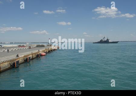 Ucraina (18 luglio 2017) - La classe Ticonderoga-missile cruiser USS la cittadella di Hue (CG 66) si diparte Odessa, Ucraina, per il secondo a-mare fase di esercizio brezza di mare 2017 luglio 18. La Brezza Marina è un USA e Ucraina co-ospitato multi-national maritime esercizio detenute nel Mar Nero ed è progettato per migliorare l'interoperabilità delle nazioni partecipanti e a rafforzare la sicurezza marittima all'interno della regione. Foto Stock