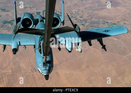 Un A-10 Thunderbolt II riceve il carburante da una KC-10 Extender con il 908th Expeditionary Air Refuelling Squadron 19 luglio 2017, su una località segreta in Asia sud-ovest. A-10può impiegare una varietà di munizioni convenzionali e la GAU-8/A 30mm cannon, in grado di sparare a 3.900 giri al minuto per sconfiggere una vasta gamma di obiettivi tra cui carri armati. Foto Stock