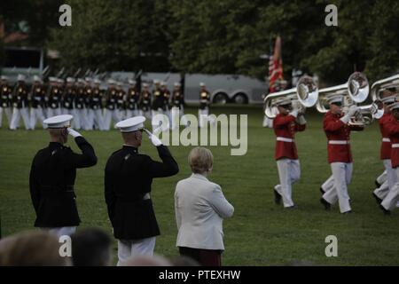 Da sinistra, U.S. Marine Corps Col. Tyler J. Zagurski, comandante, caserma marini Washington, Lt. Gen. Steven R. timone, vice comandante, aviazione, E DEGLI STATI UNITI Sost. Kay Granger, congressista del dodicesimo distretto del Texas, stand per un pass e revue durante un tramonto parade presso il Marine Corps War Memorial, Arlington, Virginia, luglio 18, 2017. Sunset parate sono tenuti come mezzo di onorare gli alti funzionari, illustri cittadini e sostenitori del Marine Corps. Foto Stock