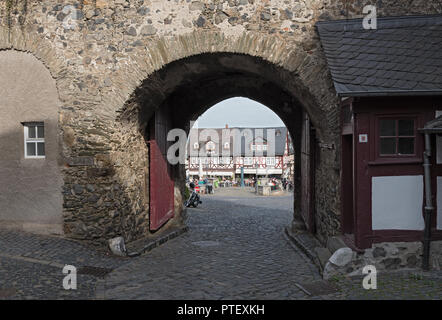 Metà storico-case con travi di legno presso la piazza del mercato nella città vecchia Braunfels, Hessen, Germania. Foto Stock