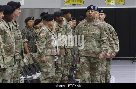 Campo 210th brigata di artiglieria, seconda divisione di fanteria/ROK-US Divisione combinato detiene un cambiamento di responsabilità cerimonia alla Carey palestra, Camp Casey, Corea del Sud, 12 luglio, 2017. 210Th FA BDE. onorato il comando in uscita sergente maggiore, il comando Sgt. Il Mag. Carlos G. Gonzalez-Pabon e ha accolto con favore il comando Sgt. Principali Erick R. Macher. Foto Stock