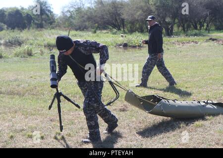 Un membro del cecchino panamense team partecipa a un 'body drag" 18 luglio 2017, durante Fuerzas Comando a Vista Alegre, Paraguay. Questo concorso è un occasione per rafforzare i partenariati per la sicurezza regionale. Foto Stock