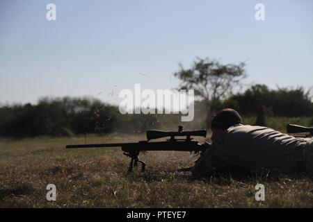 Una Costa Rican sniper spara suo target durante Fuerzas Comando sulla luglio 18, 2017 a Vista Alegre, Paraguay. Fuerzas Comando è un militare straniera la concorrenza di interazione progettati per migliorare la multinazionale e la cooperazione regionale, la reciproca fiducia e sicurezza e per migliorare la formazione, la disponibilità, l'interoperabilità e la capacità regionale di forze per le operazioni speciali (SOF). Fuerzas Comando è circa i partenariati e di condivisione. Foto Stock