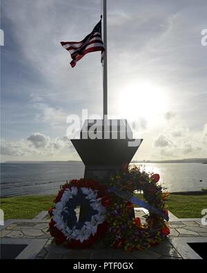 Membri dalla trentaseiesima ala tenutasi a RAIDR 21 cerimonia commemorativa Luglio 21, 2017, in Adelup, Guam, per onorare i sei B Stratofortress i membri dell'equipaggio che hanno perso la vita durante una missione di addestramento nove anni fa. Il aviatori erano slated per eseguire un cavalcavia a sostegno di Guam di liberazione del giorno 21 luglio 2008. Foto Stock