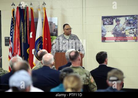 Sgt. Prima Classe Reynaldo McKie, Senior Staff movimento NCO, ottantacinquesimo supportano il comando, parla durante una celebrazione presso la 85a supporto del comando centesimo anniversario il 9 luglio 2017 in Arlington Heights, Illinois. Il gruppo è stato formato per la prima volta durante la Prima Guerra Mondiale e più tardi ha partecipato in campagne durante la Seconda Guerra Mondiale. L'ottantacinquesimo divisione di fanteria, al momento, ha perso più di 7 mila morti e aveva quattro Medal of Honor destinatari. I loro nomi sono attualmente inciso sul gruppo di comando della moneta di oggi. Foto Stock