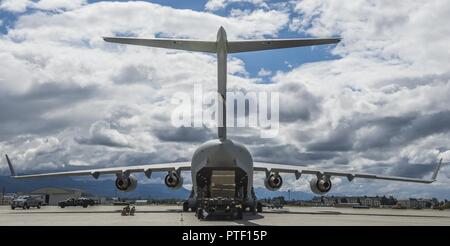 Un U.S. Air Force C-17 equipaggio dal xvi Airlift Squadron, Base comune,Charleston S.C., che ripete le operazioni di caricamento sulla rampa a base comune Elmendorf-Richardson, luglio 09, 2017 dopo lo sbarco a partecipare e fornire il supporto di trasporto aereo per esercitare il talismano di Saber 2017.Lo scopo di TS17 è migliorare U.S.-Australian Combat Readiness, aumentare l'interoperabilità, combinato a massimizzare le opportunità di formazione e di condotta di preposizionamento marittimo e le operazioni di logistica nel Pacifico. TS17 dimostra anche l'impegno degli Stati Uniti per il suo alleato fondamentale e globale del quadro di sicurezza nell'Indo Asian P Foto Stock